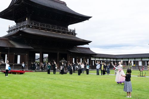 2025花心論の様子 バレエダンサー針山愛美さんとご来場くださったお客様と「花は咲く」の曲に合わせて一体となりました